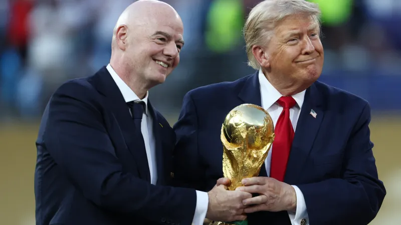 Gianni Infantino společně s Donaldem Trumpem předali trofej vítězným Španělům