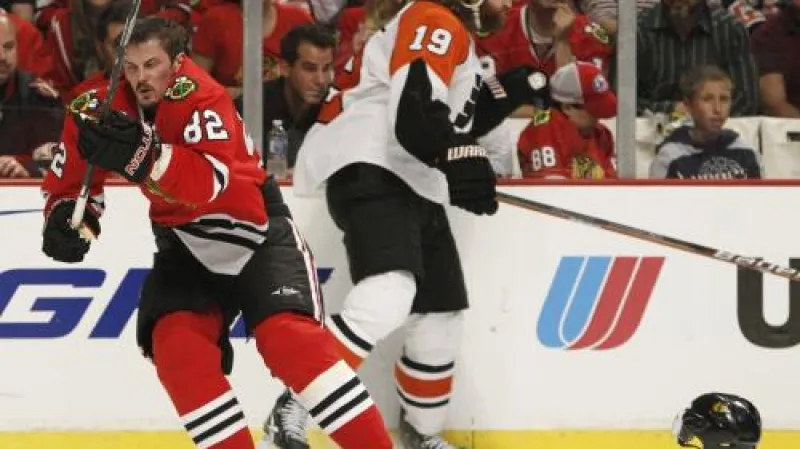 Slovák Tomáš Kopecký (vlevo) po srážce se Scottem Hartnellem