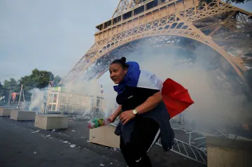 Francouzská fanynka pod Eiffelovou věží