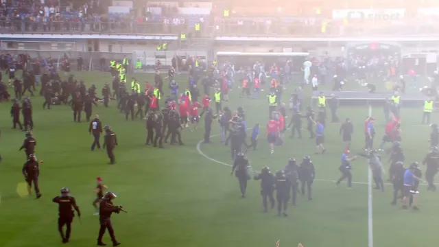 Vběhnutí fanoušků na hřiště po pohárovém finále