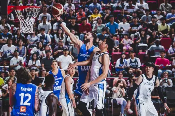 Vojtěch Hruban (uprostřed) dává koš v přípravném utkání s Jižní Koreou