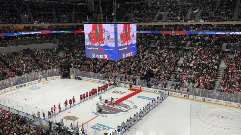 Čestné buly prvního utkání vhodil Jaromír Jágr