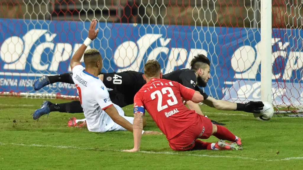 Jean David Beauguel se dere za gólem proti Zbrojovce