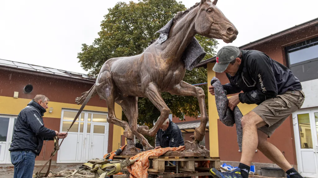 Bronzová socha Peruána před slavnostním odhalením