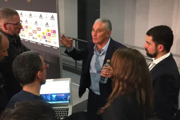 Brazilský trenér Tite v obležení novinářů