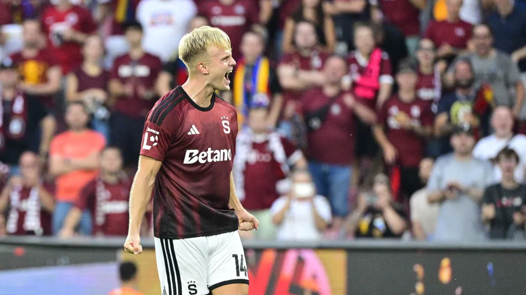 Jonatan Braut Brunes se raduje z prvního gólu v dresu Sparty