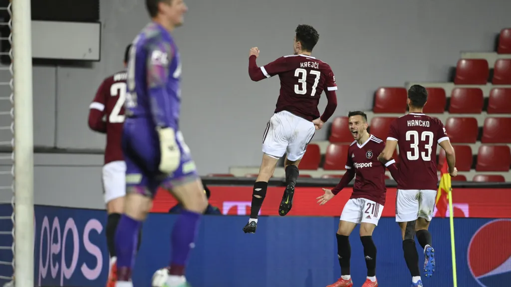 Fotbalisté Sparty v čele s Ladislavem Krejčím oslavují gól