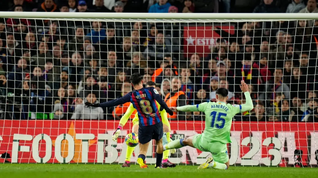 Pedri z Barcelony dává gól do branky Getafe