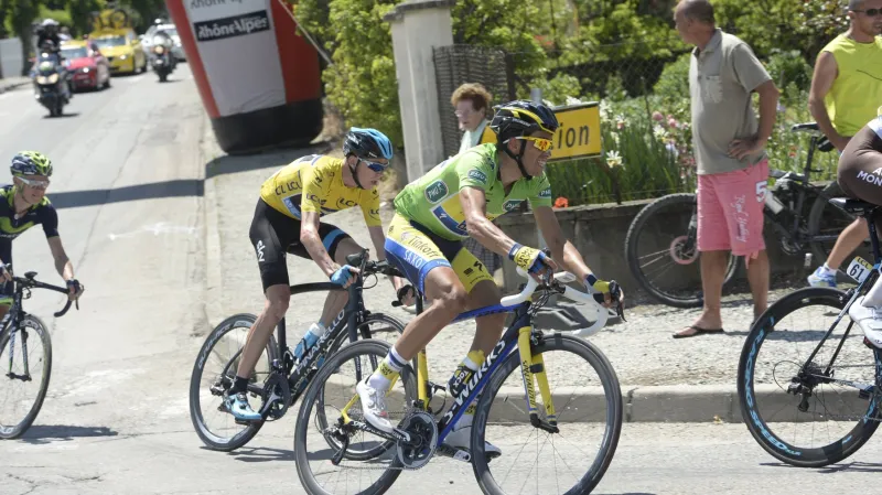 Froome střežící Contadorova záda na Dauphiné