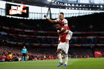 Alexandre Lacazette oslavuje s Pierrem-Emerickem Aubameyangem gól Arsenalu