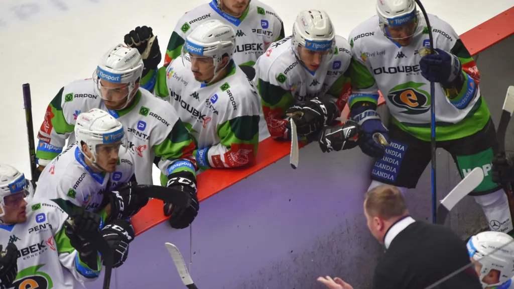 Hokejisté Karlových Varů v rozpravě s trenérem Martinem Pešoutem