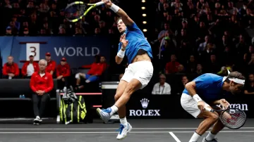 Rafael Nadal smečuje po boku Rogera Federera