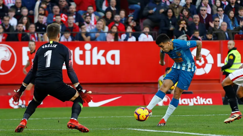 Ángel Correa z Atlética Madrid se snaží překonat Tomáše Vaclíka ze Sevilly