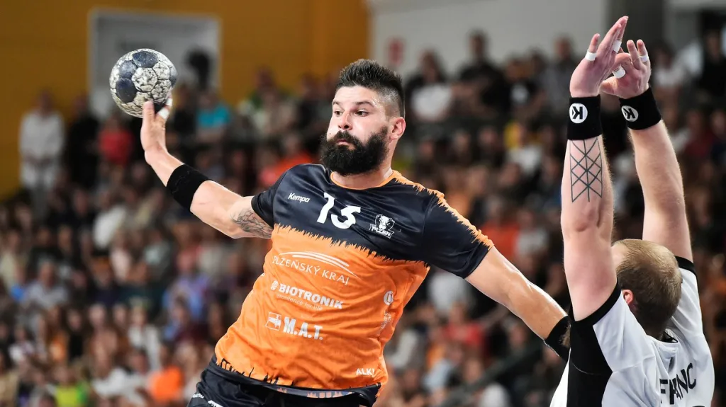 Plzeňský házenkář Milan Škvařil v nájezdu