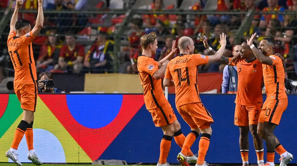 Fotbalisté Nizozemska oslavují gól v Belgii