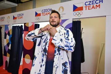 Lukáš Krpálek si zkouší olympijské oblečení