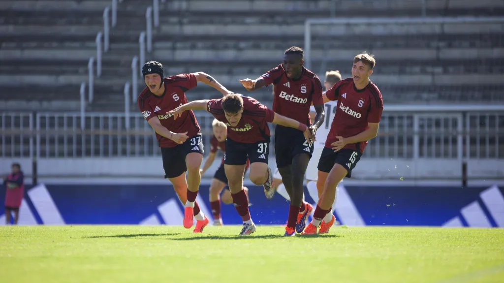 Fotbalisté Sparty B oslavují gól ve druhé lize