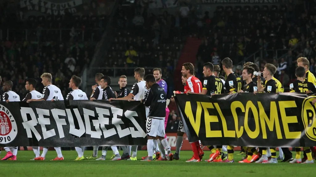 Hráči St. Pauli a Dortmundu se vyjadřují na podporu uprchlíkům