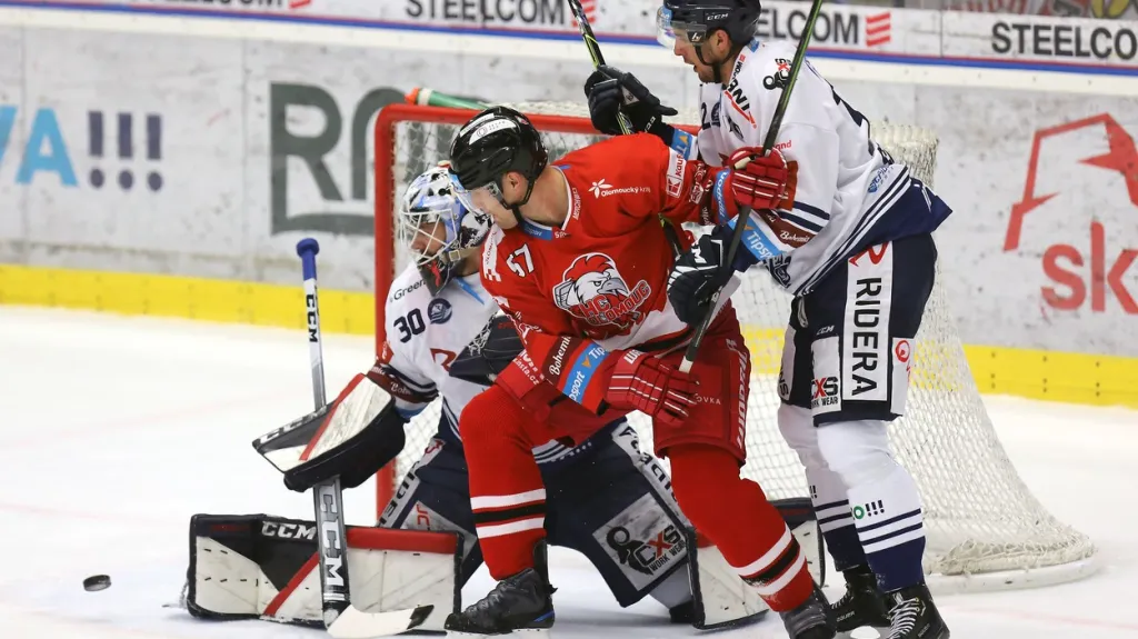 Olomoucký Rostislav Olesz stíní vítkovickému brankáři Aleši Stezkovi