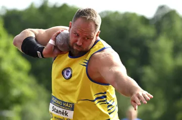 Koulař Tomáš Staněk na mítinku Kladno hází