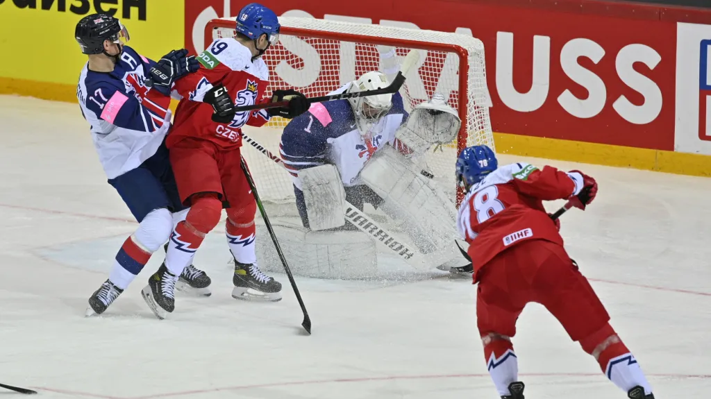 Robin Hanzl střílí na britskou branku