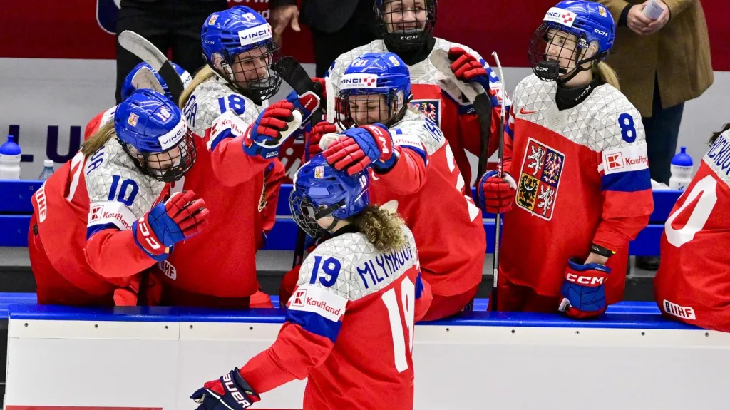 Radost českých hokejistek v čele s Natálií Mlýnkovou