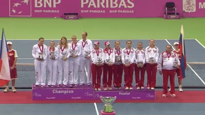 Česká a ruská tenisová reprezentace po zápase