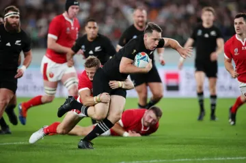 Novozélanďan Ben Smith proniká obranou Walesu