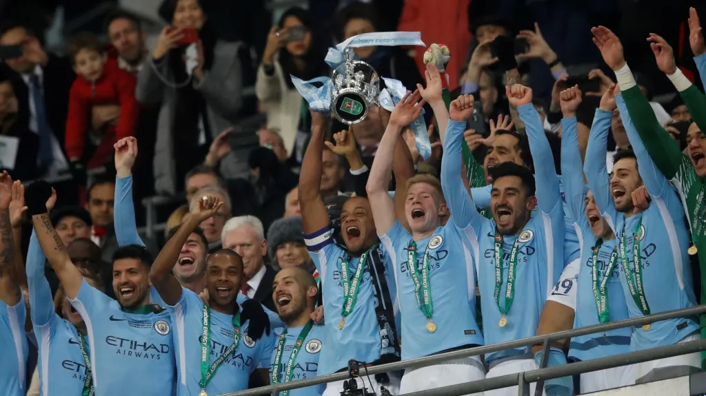 Fotbalisté Manchesteru City se radují z triumfu v Ligovém poháru