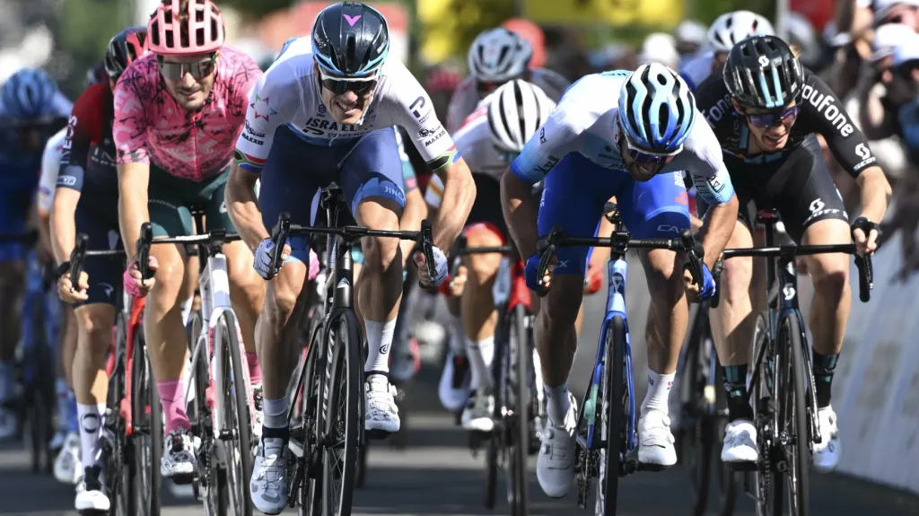 Daryl Impey (vlevo) poráží Michaela Matthewse