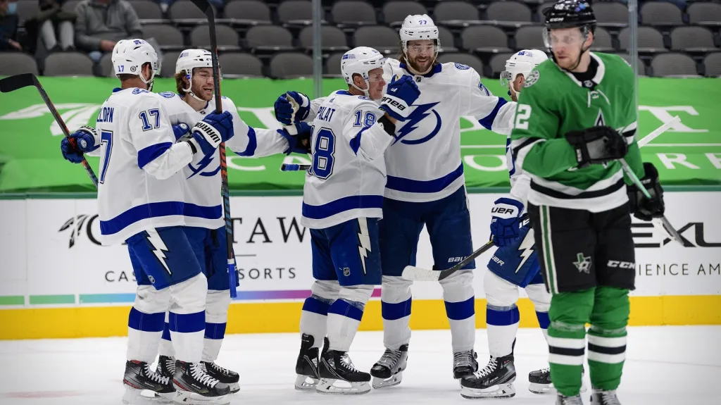 Ondřej Palát se raduje se spoluhráči