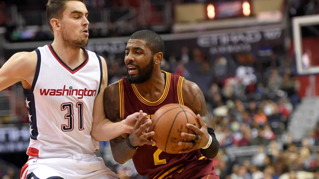 Tomáš Satoranský a Kyrie Irving