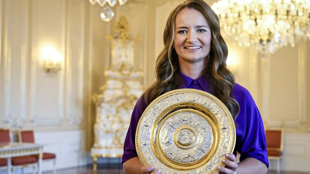 Barbora Krejčíková s wimbledonskou trofejí