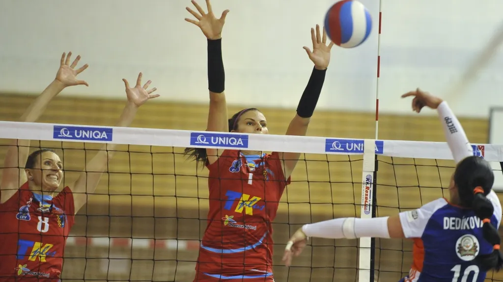 Prostějovské volejbalistky Kossányiová a Tomášeková blokují útok