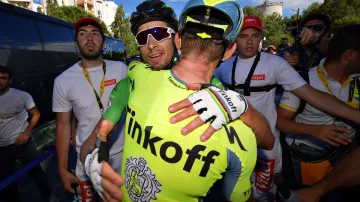 Peter Sagan slaví v cíli