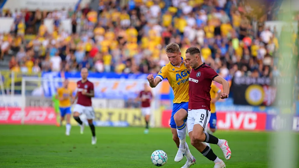 Sparťan Jan Kuchta (vpravo) v utkání v Teplicích