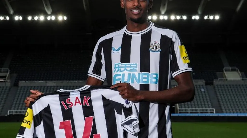 Alexander Isak pózuje s dresem Newcastlu