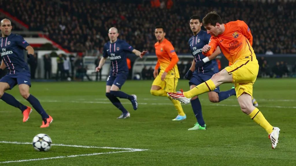 Messi střílí gól v utkání s PSG