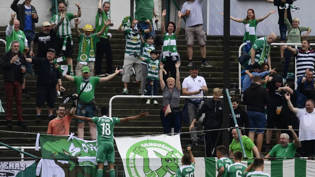 Jhon Mosquera slaví gól s fanoušky Bohemians