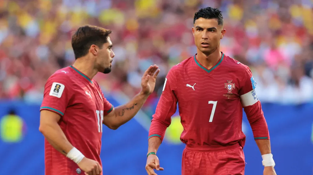 Pedro Neto a Cristiano Ronaldo v utkání proti Kolumbii