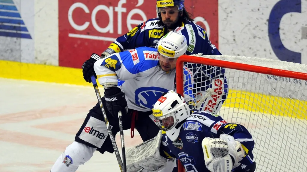 Michal Dvořák v souboji před brankou