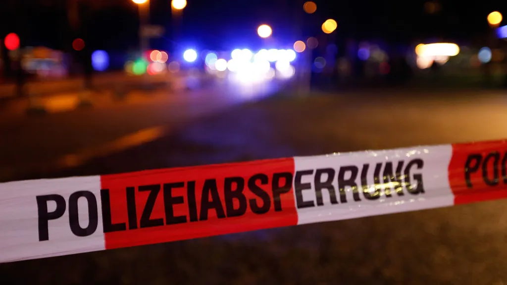 Policejní zátarasy před stadionem v Hannoveru