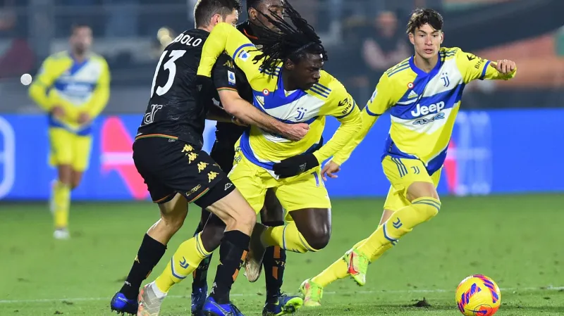 Moise Kean z Juventusu v duelu s Benátkami