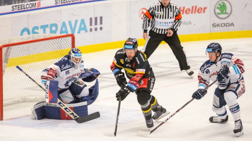 Michal Trávníček z Litvínova před vítkovickou brankou