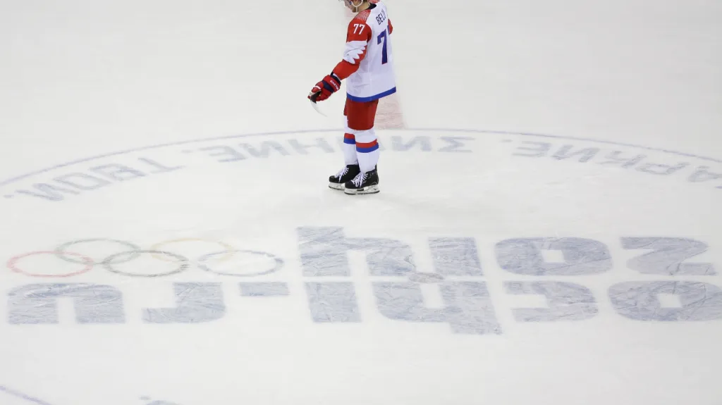 Zklamaný ruský hokejista Anton Bělov na olympiádě v Soči