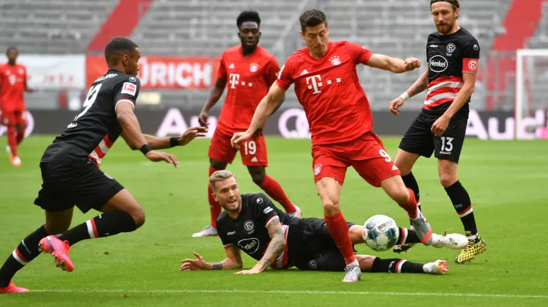 Lewandowski v zápase Bayern - Düsseldorf