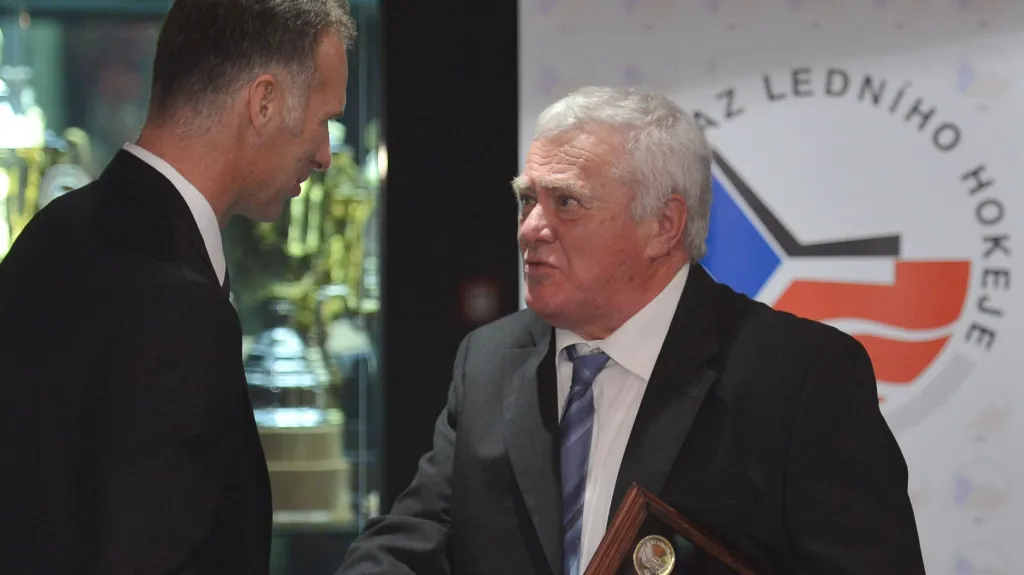 František Ševčík (vpravo) při uvedení do hokejové Síně slávy