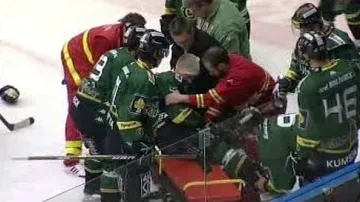 Roman Prošek na nosítkách