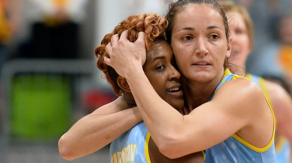 Slavící basketbalistky USK Praha