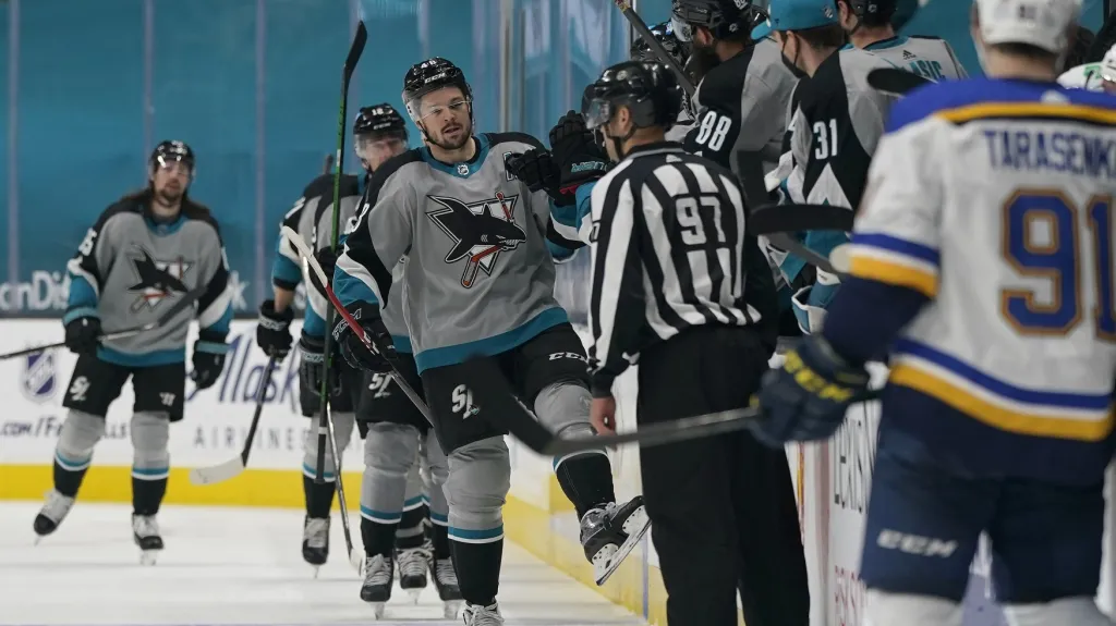 Tomáš Hertl ze San Jose (uprostřed) oslavuje se spoluhráči gól